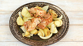 Panenka na chilli a tymiánu s cibulovými brambůrky