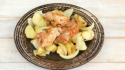 Panenka na chilli a tymiánu s cibulovými brambůrky