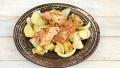 Panenka na chilli a tymiánu s cibulovými brambůrky
