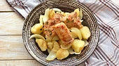 Panenka na chilli a tymiánu s cibulovými brambůrky