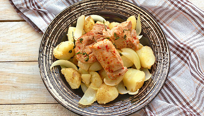 Panenka na chilli a tymiánu s cibulovými brambůrky