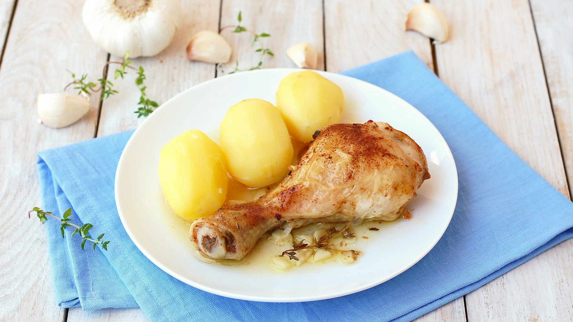 Pečené kuřecí stehno na česneku a tymiánu s brambory