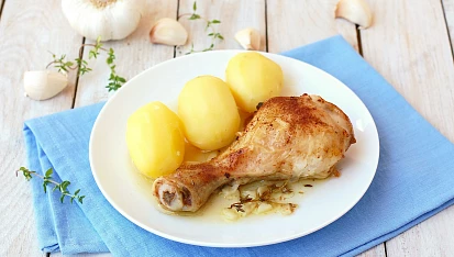 Pečené kuřecí stehno na česneku a tymiánu s brambory