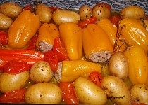 Pečené papričky sweetbite s bramborami a rajčaty