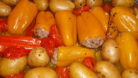 Pečené papričky sweetbite s bramborami a rajčaty