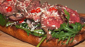 Roastbeef na pečeném chlebu se žampiony a rukolou