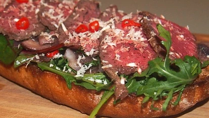 Roastbeef na pečeném chlebu se žampiony a rukolou