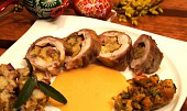 Roláda z králíka, plněná velikonoční nádivkou, sýrem, schwarzwaldskou šunkou a kapustovými listy (Roláda z králíka plněná velikonoční nádivkou)
