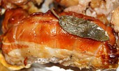 Roláda z králíka, plněná velikonoční nádivkou, sýrem, schwarzwaldskou šunkou a kapustovými listy (Upečená roláda)