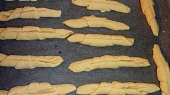 Smetanovo česnekové rohlíky, narezané