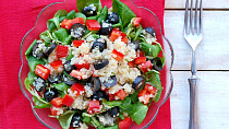 Zeleninový salát s quinoou a olivami