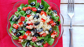 Zeleninový salát s quinoou a olivami