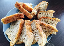 Pšenično-žitný chléb z domácí pekárny
