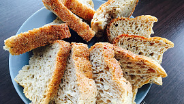 Pšenično-žitný chléb z domácí pekárny