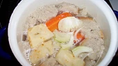 Chlebová polévka, namočený chleba a zelenina