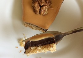Čokoládovo-karamelový koláč