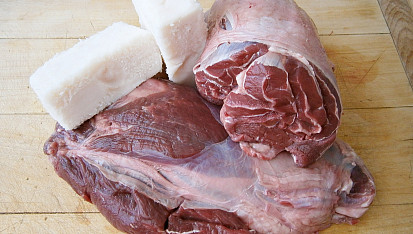 Domácí hovězí ve "vlastní šťávě", část použitých surovin