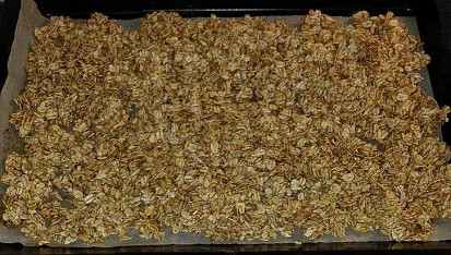 Domácí zapečené müsli, Před upečením - rovnoměrně rozprostřete