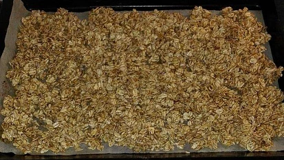Domácí zapečené müsli, Před upečením - rovnoměrně rozprostřete