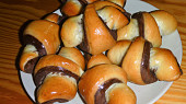 Dvoubarevné "lakované" rohlíčky