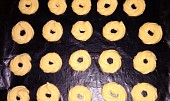 Karamelové větrníky (a žloutkové věnečky) z cukrárny (Věnečky před pečením)