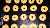 Karamelové větrníky (a žloutkové věnečky) z cukrárny, Věnečky před pečením