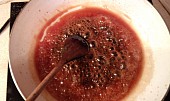 Karamelové větrníky (a žloutkové věnečky) z cukrárny (Utavený cukr před přidáním smetany (nebo vody v případě kuléru))
