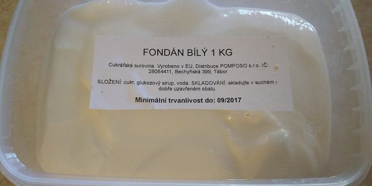 Karamelové větrníky (a žloutkové věnečky) z cukrárny (Fondánová poleva)
