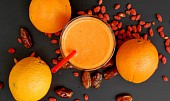 Pomerančové smoothie s goji a datlemi