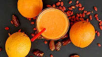 Pomerančové smoothie s goji a datlemi
