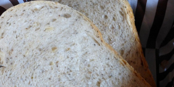 Pšenično-žitný chléb se slunečnicovými a chia semínky