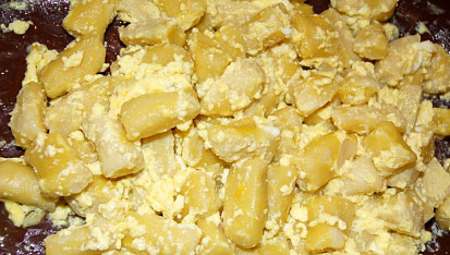 Špalíčky z Pece pod Čerchovem – bramborová pochoutka, Upečené špalíčky, ke kterým budeme přidávat máslo