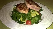 Steak z tuňáka se zeleninovým salátem, Steak z tuňáka se zeleninovým salátem