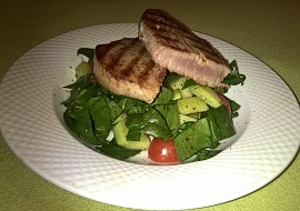 Steak z tuňáka se zeleninovým salátem (Steak z tuňáka se zeleninovým salátem)