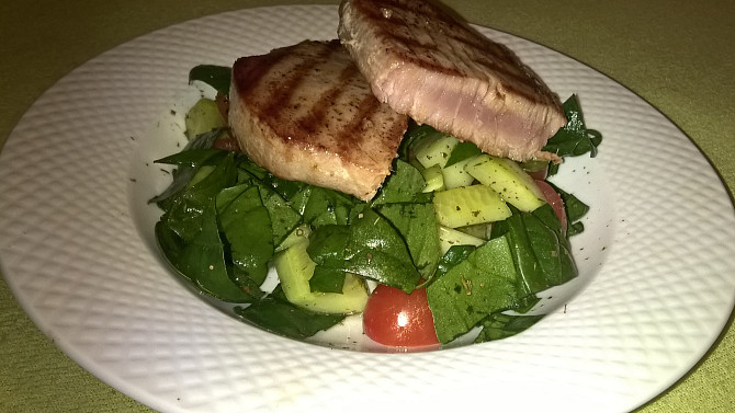 Steak z tuňáka se zeleninovým salátem, Steak z tuňáka se zeleninovým salátem