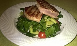 Steak z tuňáka se zeleninovým salátem