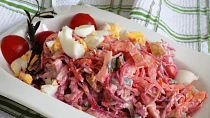 Syrová zelenina v bramborovém salátě