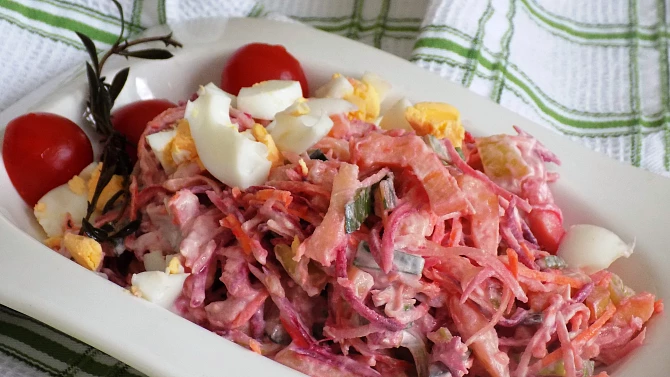 Syrová zelenina v bramborovém salátě