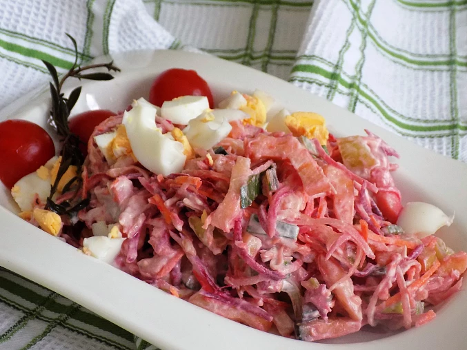 Syrová zelenina v bramborovém salátě Syrová zelenina v bramborovém salátě