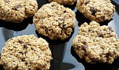Veganské ''cookies'' kokosové sušenky z ovesných vloček s kousky čokolády (hotové sušenky)