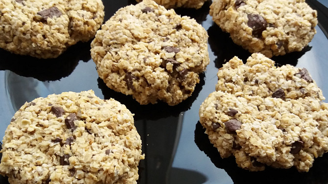 Veganské ''cookies'' kokosové sušenky z ovesných vloček s kousky čokolády, hotové sušenky