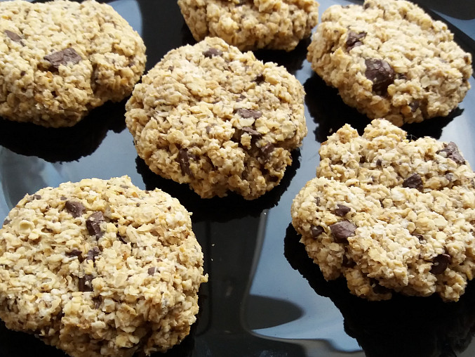 Veganské ''cookies'' kokosové sušenky z ovesných vloček s kousky čokolády, hotové sušenky