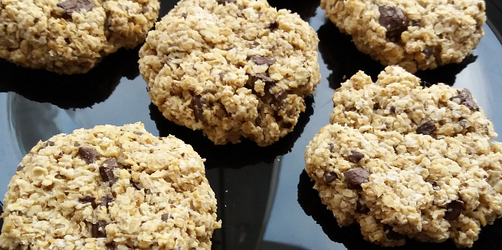 Veganské ''cookies'' kokosové sušenky z ovesných vloček s kousky čokolády (hotové sušenky)