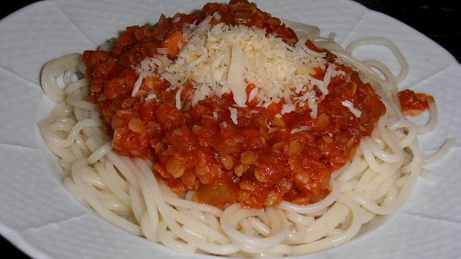 Vege boloňská omáčka z čočky, Vege boloňská omáčka z červené čočky.