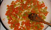 Vege boloňská omáčka z čočky (Cibuli, mrkev a celer osmažíme.)