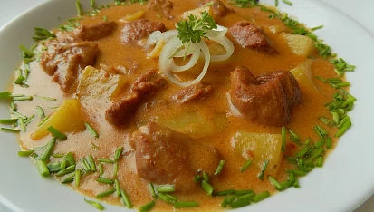 Vepřové kostky s bramborami v jemné cibulové omáčce