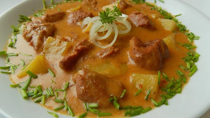 Vepřové kostky s bramborami v jemné cibulové omáčce