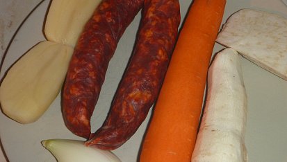 Bramboračka s klobásou a zakysanou smetanou