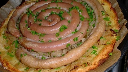 Bramborový koláč s vinnou klobásou