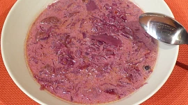 Červená kyselá polévka